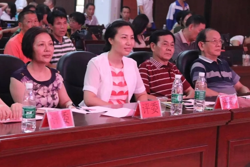 文化馆长梁兆萍（右1）等评委.jpg