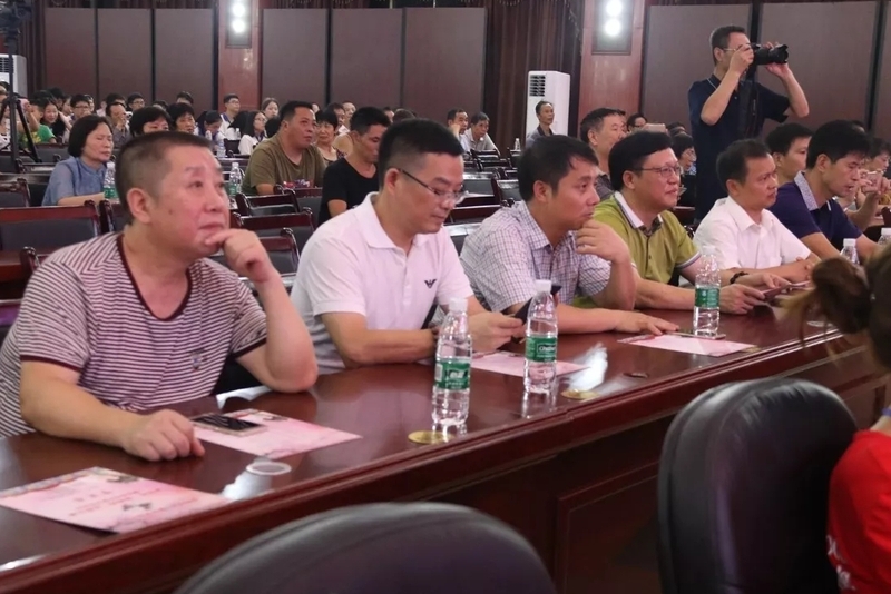 市委常委市委办主任李云（中）文广新局李乙平局长（右2）等领导到现场观看.jpg