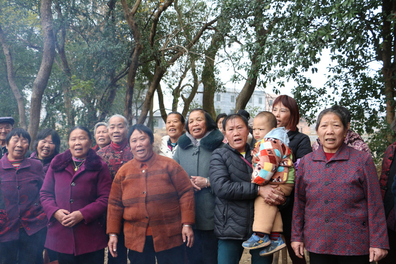 培训班的老师和艺术家一行20多人,来到仁义镇邝鄘村集体采风耒阳民歌